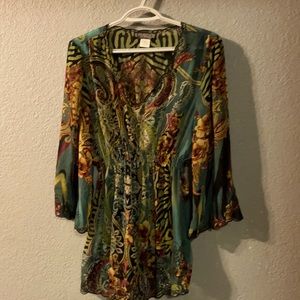 Lightweight, stylish Pyramid Collection top.